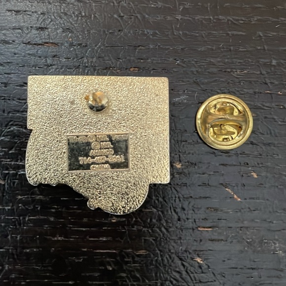 Choose vintage Red Wings pin, NHl, hockey accessories, red and white - Picture 8 of 8